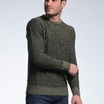 Βαμβακερό Ανδρικό Πλεκτό Χακί με Λαιμόκοψη και Μικροσχέδιο