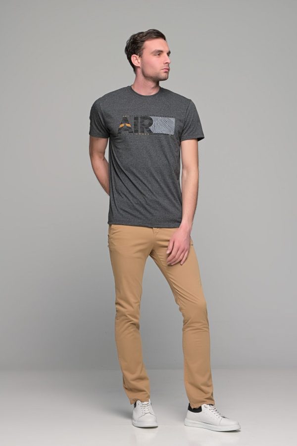 Σκούρο γκρι ανδρικό t-shirt κοντομάνικο με στάμπα AIR - slim fit