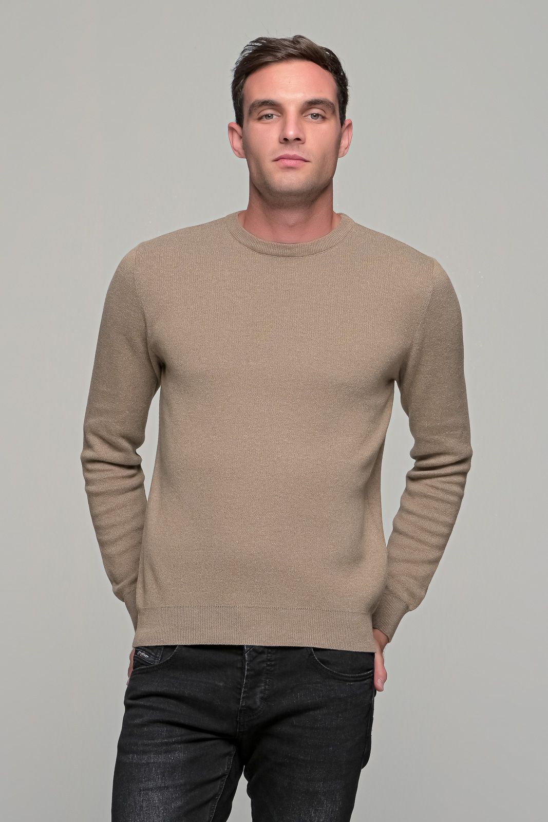 Βαμβακερό καφέ κάμελ ανδρικό πουλόβερ πλεκτό με λαιμόκοψη φθηνό πλεκτό casual