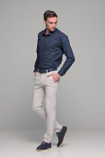 Ανδρικό κομψό ντύσιμο με μπλε navy ανδρικό πουκάμισο με γκρι print casual με λευκό chino παντελόνι– Slim Fit