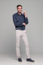 Μπλε navy ανδρικό πουκάμισο με γκρι print casual με λευκό chino παντελόνι– Slim Fit
