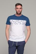 Λευκό ανδρικό κοντομάνικο T-SHIRT με μπλε σχέδιο στο στήθος - Image 3
