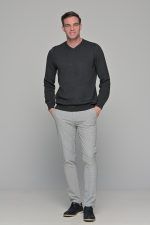 Βαμβακερό Ανδρικό Πουλόβερ με Βε σε Γκρι-Ανθρακί Χρώμα - Image 4