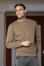 Ανδρικό σκούρο μπεζ φούτερ χωρίς κουκούλα με λαιμόκοψη - Image 2