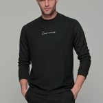 Ανδρική μακρυμάνικη μπλούζα μονόχρωμη σε μαύρο χρώμα