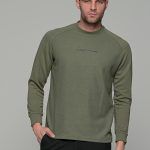 Ανδρική μακρυμάνικη μπλούζα μονόχρωμη σε χακί χρώμα