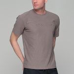 Καφέ πούρου ανδρικό κοντομάνικο t-shirt με σχέδιο στην ύφανση και διακριτική στάμπα– regular fit
