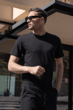 Μαύρο ανδρικό t-shirt κοντομάνικο με ανάγλυφη στάμπα UNDEFEATED – regular fit - Image 2