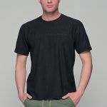 Μαύρο ανδρικό κοντομάνικο t-shirt με σχέδιο στην ύφανση και διακριτική στάμπα– regular fit