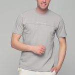 Γκρι ανδρικό κοντομάνικο t-shirt με ανάγλυφη στάμπα στο στήθος– regular fit