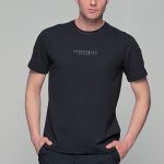 Μαύρο ανδρικό t-shirt κοντομάνικο με ανάγλυφη στάμπα UNDEFEATED – regular fit