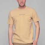 Μπεζ ανδρικό κοντομάνικο t-shirt με ανάγλυφη στάμπα στο στήθος– regular fit