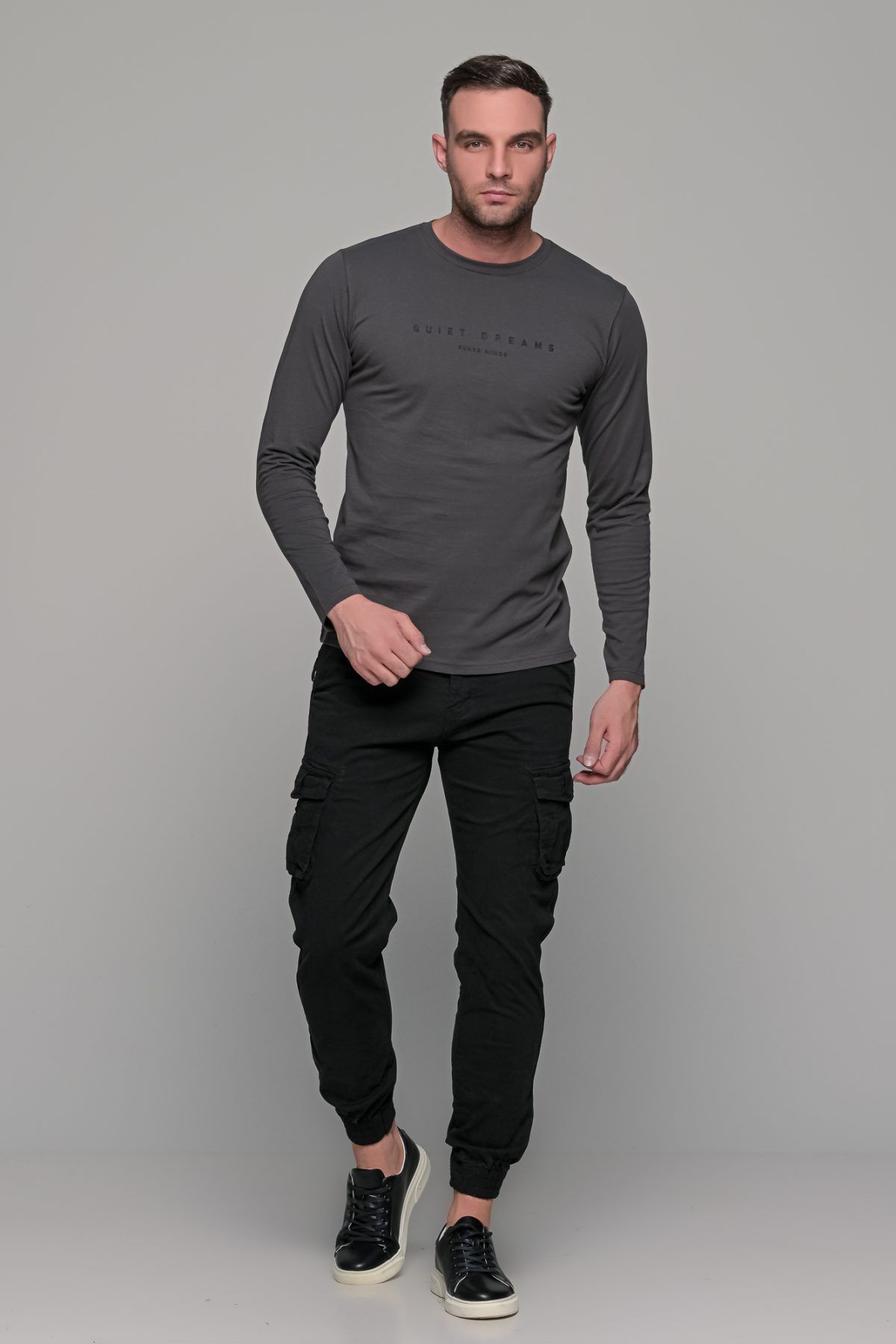 Σκούρο γκρι ανδρικό μακρυμάνικο t-shirt με στάμπα Quiet Drems - Image 7