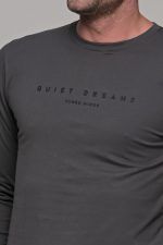 Σκούρο γκρι ανδρικό μακρυμάνικο t-shirt με στάμπα Quiet Drems - Image 2