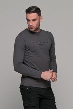 Σκούρο γκρι ανδρικό μακρυμάνικο t-shirt με στάμπα Quiet Drems - Image 5