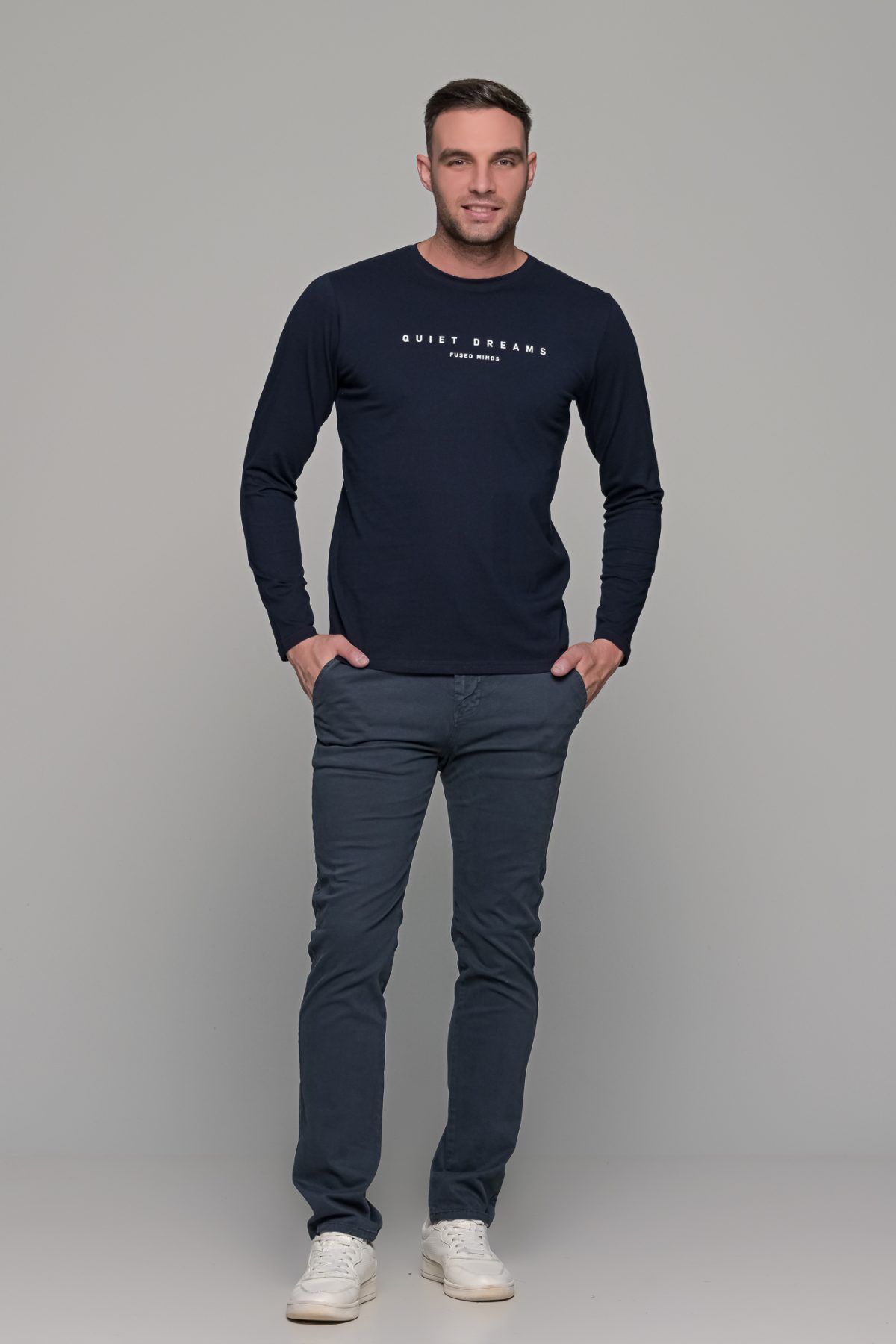 Σκούρο μπλε ανδρικό μακρυμάνικο t-shirt με στάμπα Quiet Drems - Image 7