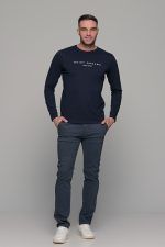 Σκούρο μπλε ανδρικό μακρυμάνικο t-shirt με στάμπα Quiet Drems - Image 7