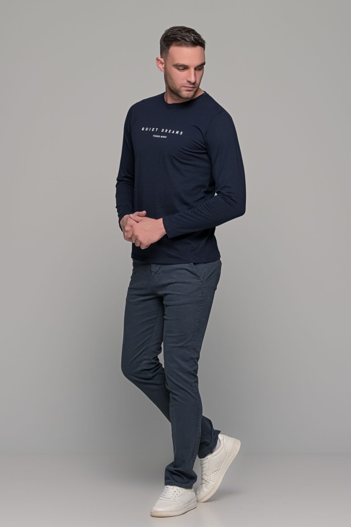 Σκούρο μπλε ανδρικό μακρυμάνικο t-shirt με στάμπα Quiet Drems - Image 4