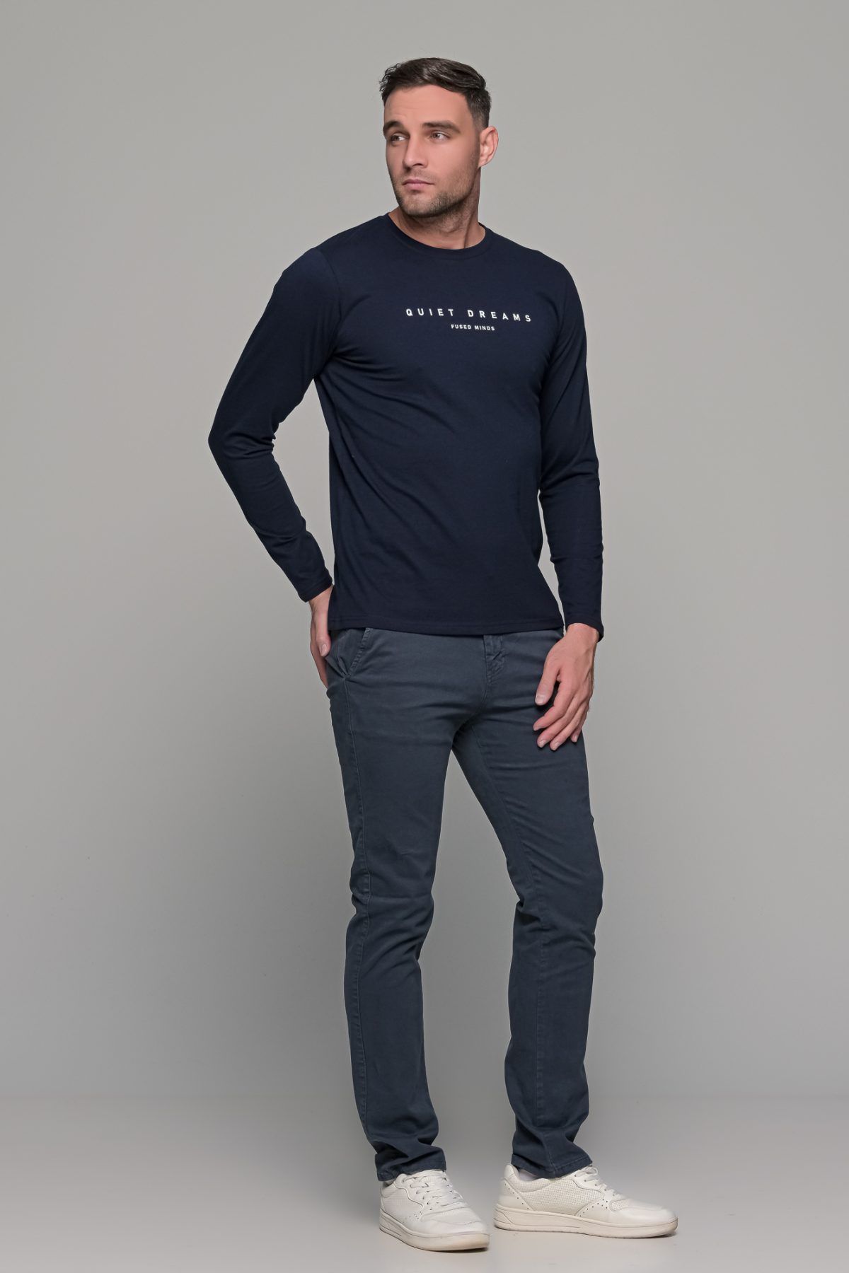 Σκούρο μπλε ανδρικό μακρυμάνικο t-shirt με στάμπα Quiet Drems - Image 6