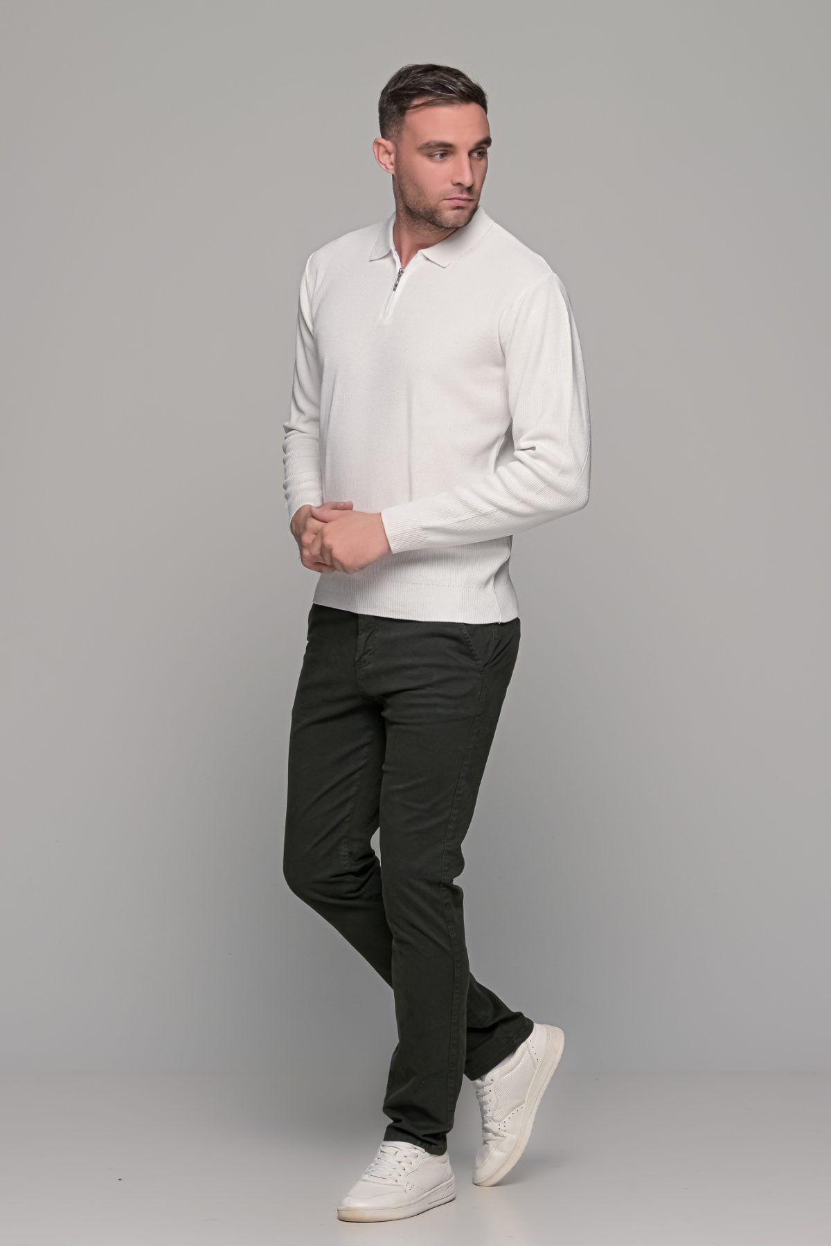 Λευκό ανδρικό πλεκτό μπλουζάκι με φερμουάρ