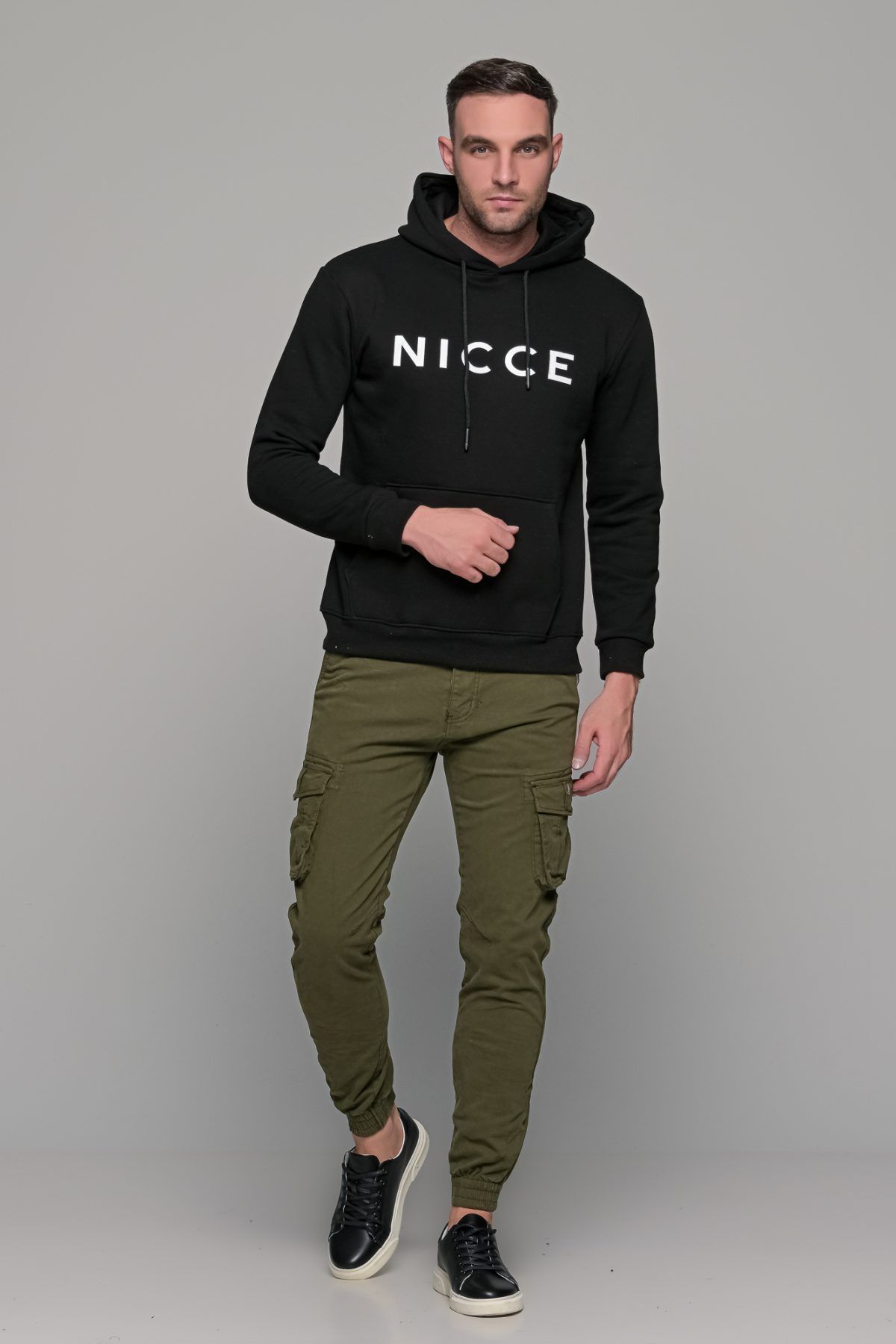 Ανδρικό μαύρο φούτερ με στάμπα "NICCE" και κουκούλα - Image 6