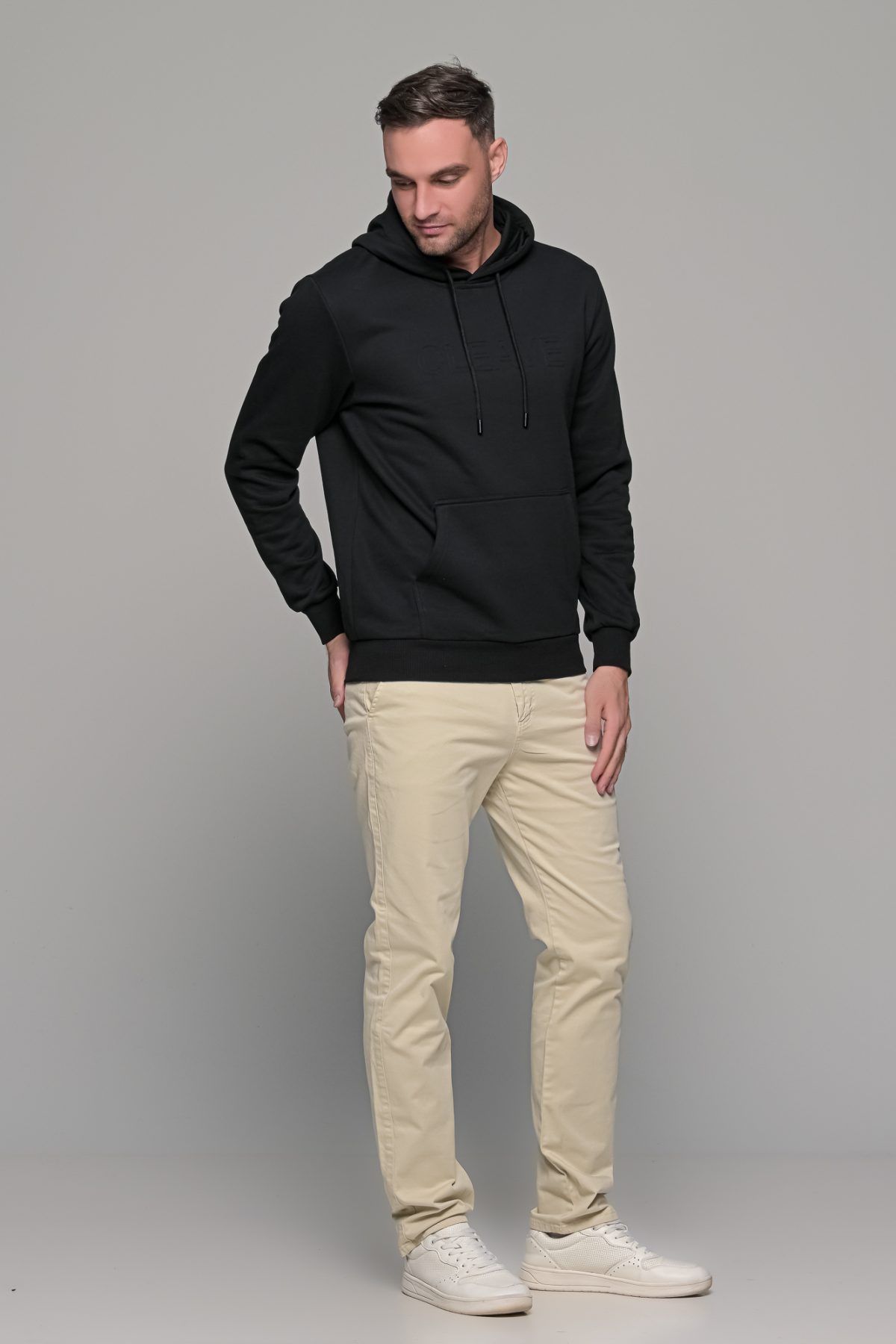 Μαύρο φουτερ με ανάγλυφη στάμπα και κουκούλα ανδρικό - Image 7