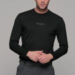 Μαύρη ανδρική μακρυμάνικη μπλούζα με ανάγλυφη διακριτική στάμπα
