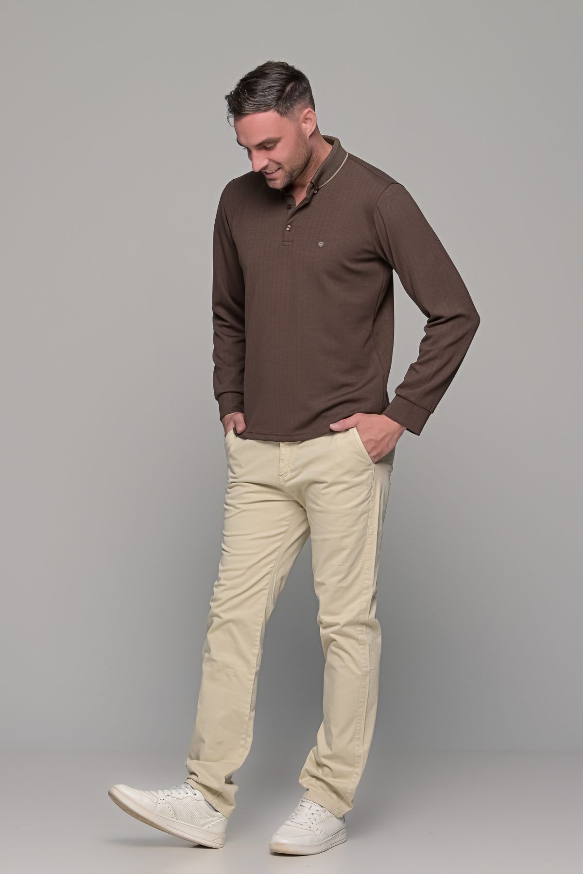 mplouza-t-shirt-makrimaniko-polo-me-giaka-kafe-brown-casual-kathimerino-man-men-andriko (6)