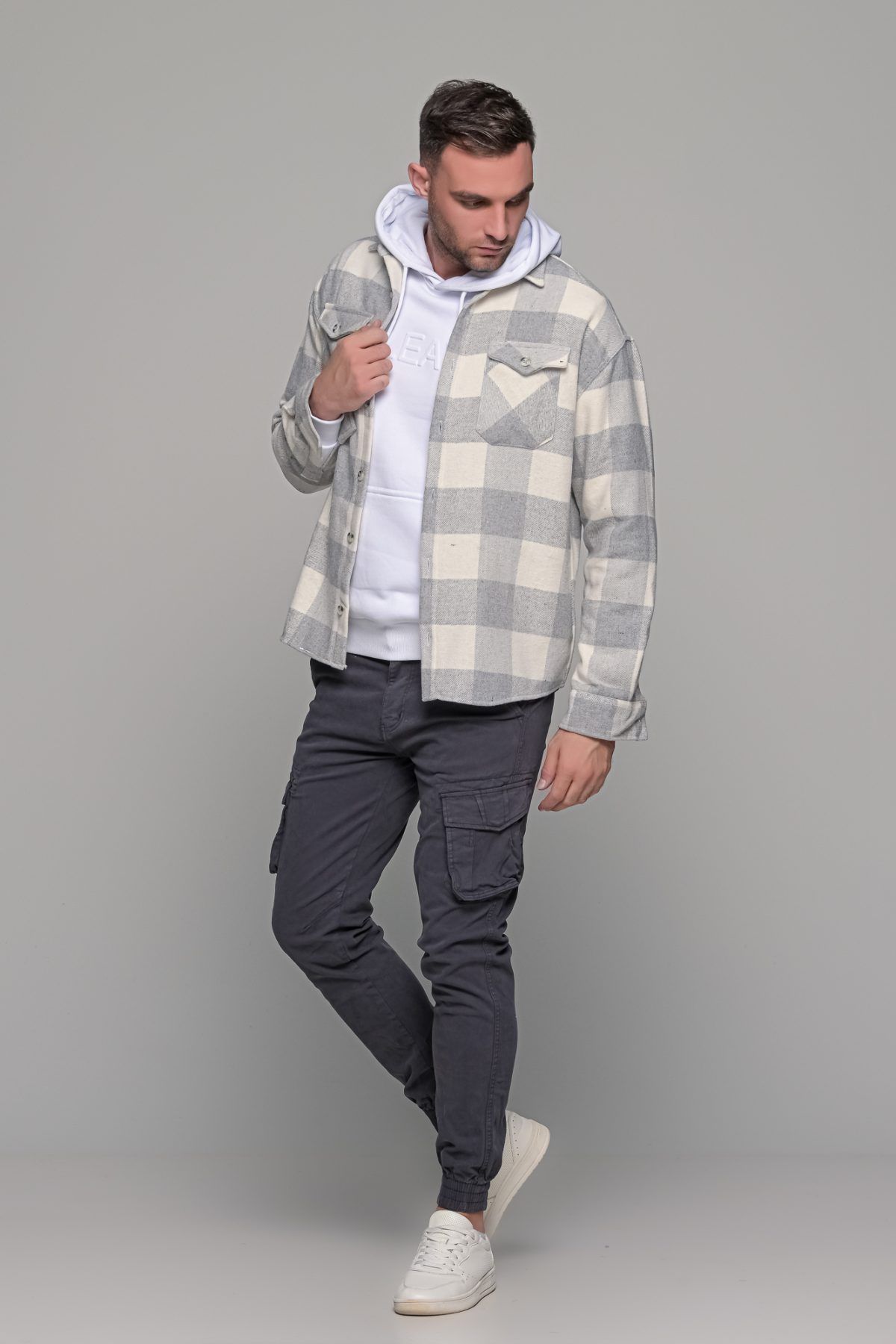 poykamiso-fanelenio-andriko-man-men-casual-kathimerino-jacket-karo-grey-gkri-gri-gre-white-leuko-leyko-me-giaka-koympia-shirt