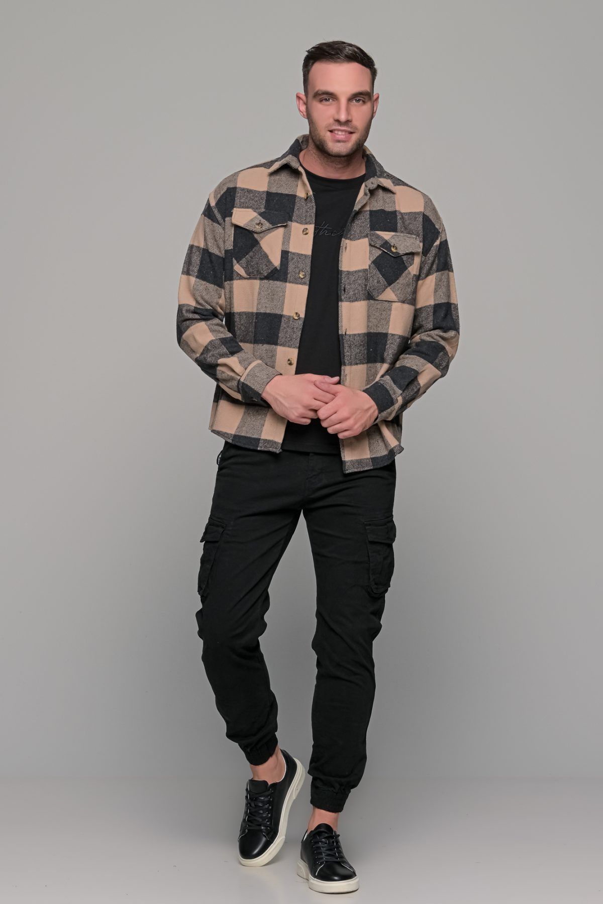 poykamiso-fanelenio-andriko-man-men-casual-kathimerino-jacket-karo-mayro-mauro-black-beige-mpez-me-giaka-koympia-shirt