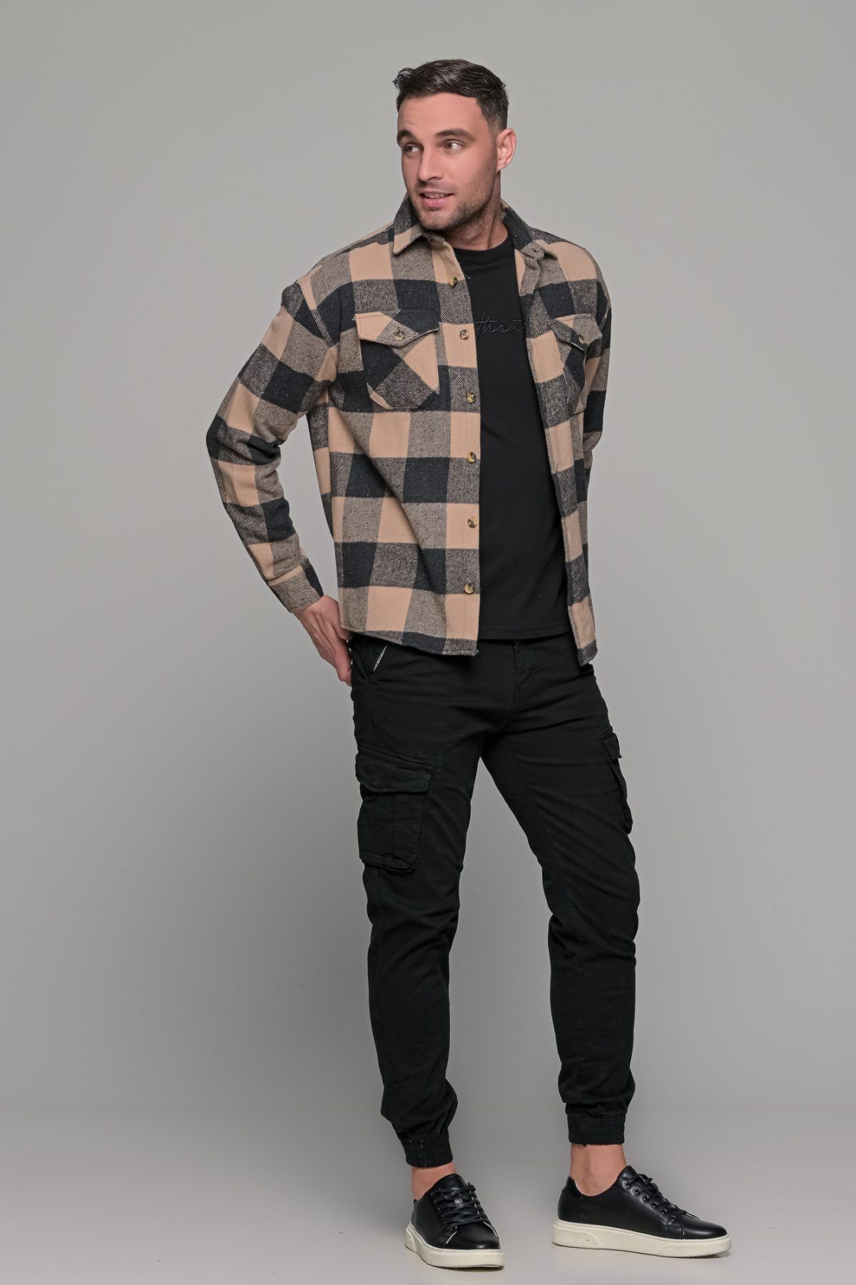poykamiso-fanelenio-andriko-man-men-casual-kathimerino-jacket-karo-mayro-mauro-black-beige-mpez-me-giaka-koympia-shirt