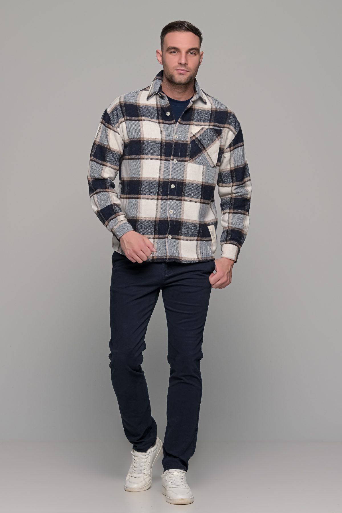 poykamiso-fanelenio-andriko-man-men-casual-kathimerino-jacket-karo-white-leyko-leyko-mple-blue-mpez-beige-me-giaka-koympia-shirt