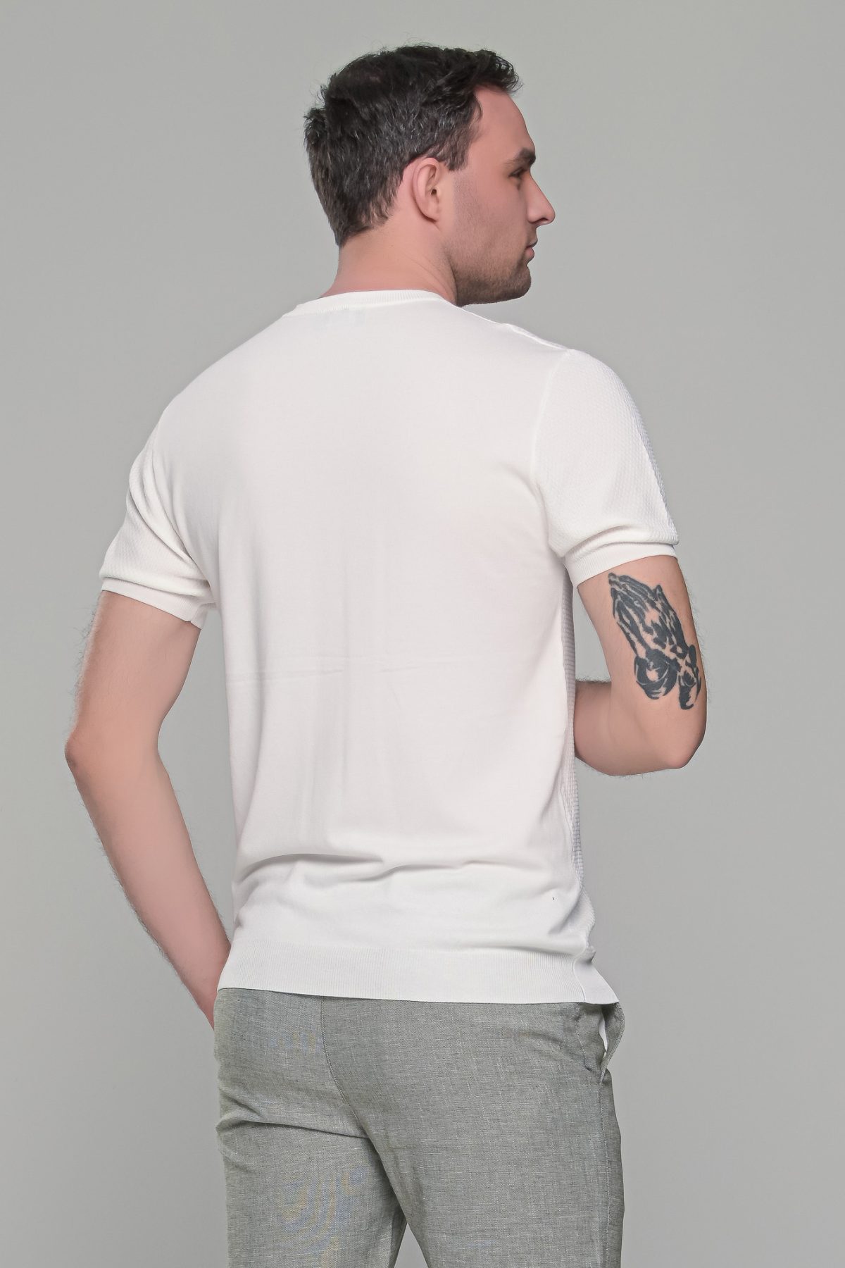 Λευκό πλεκτό ανδρικό κοντομάνικο μπλουζάκι με λαιμόκοψη  – Slim Fit - Image 8
