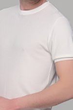 Λευκό πλεκτό ανδρικό κοντομάνικο μπλουζάκι με λαιμόκοψη  – Slim Fit - Image 2