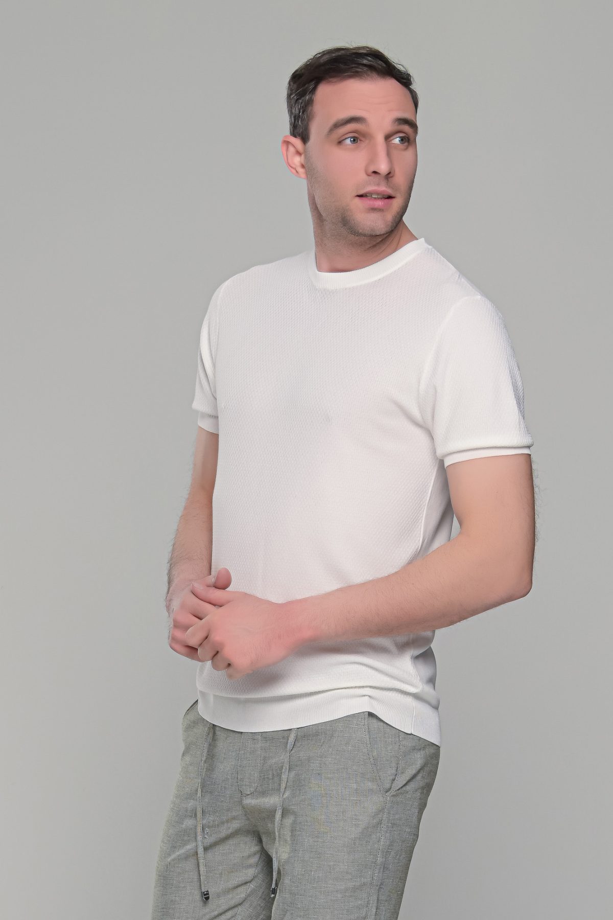 Λευκό πλεκτό ανδρικό κοντομάνικο μπλουζάκι με λαιμόκοψη  – Slim Fit - Image 3