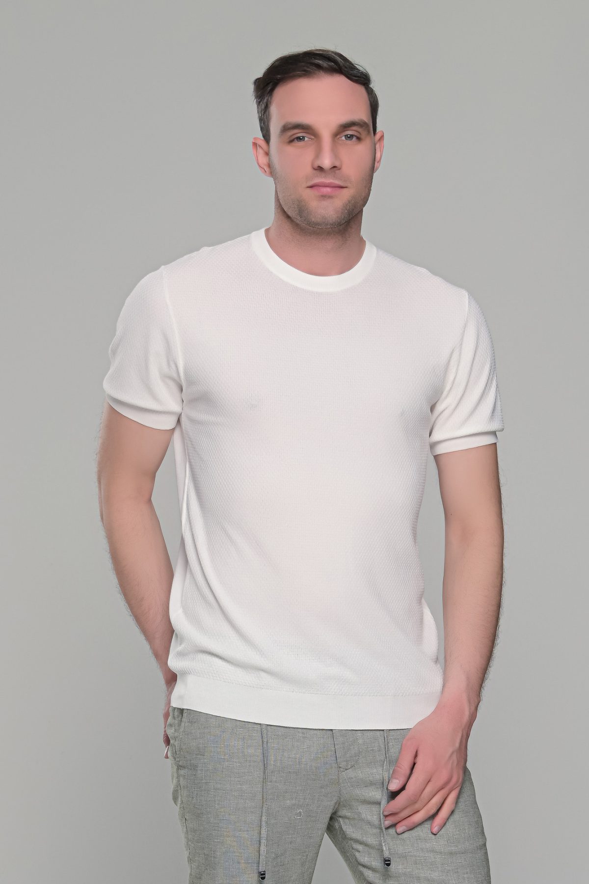 Λευκό πλεκτό ανδρικό κοντομάνικο μπλουζάκι με λαιμόκοψη  – Slim Fit - Image 5