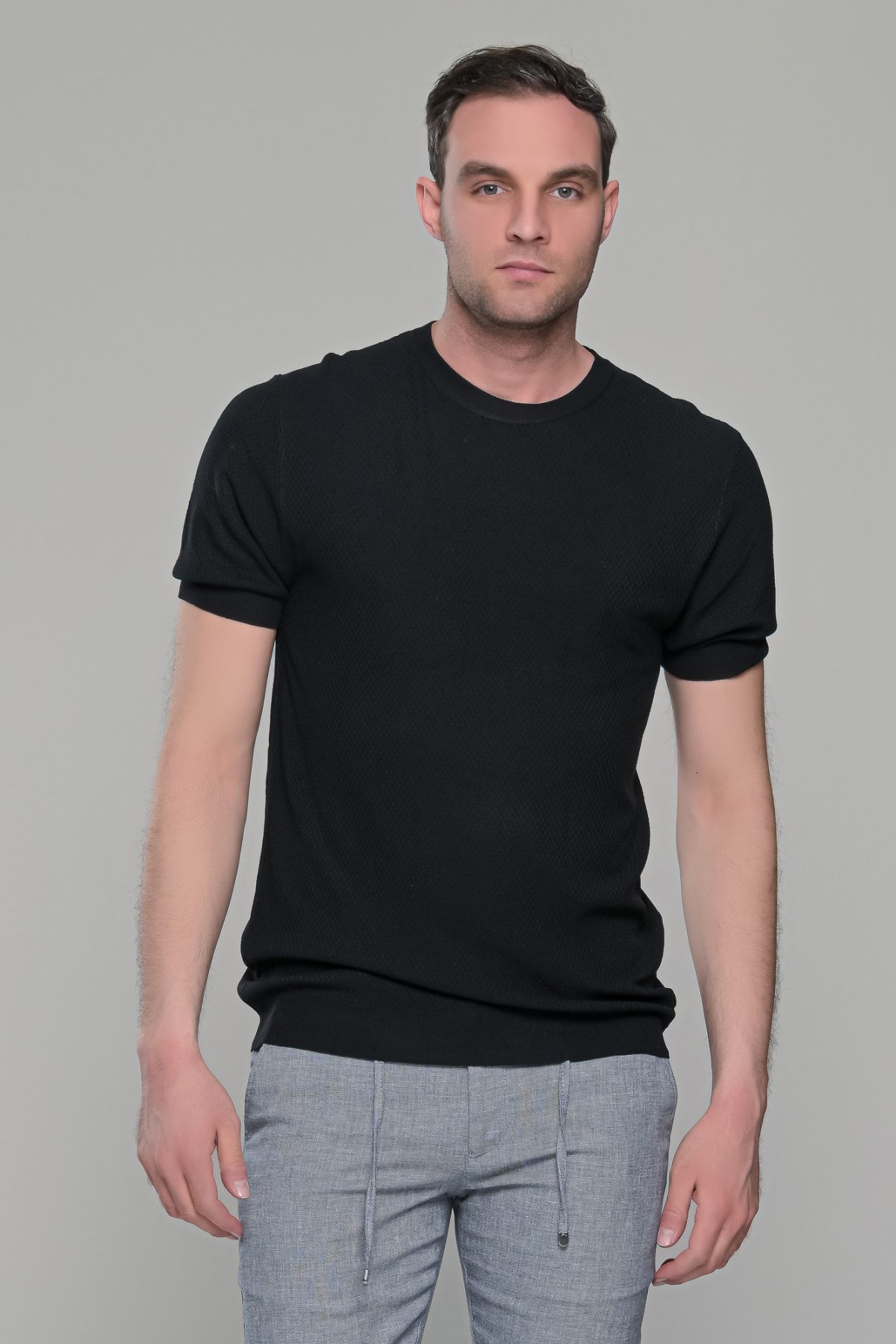 Μαύρο πλεκτό ανδρικό κοντομάνικο μπλουζάκι με λαιμόκοψη  – Slim Fit - Image 3