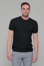 Μαύρο πλεκτό ανδρικό κοντομάνικο μπλουζάκι με λαιμόκοψη  – Slim Fit - Image 3