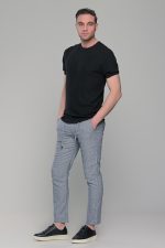 Μαύρο πλεκτό ανδρικό κοντομάνικο μπλουζάκι με λαιμόκοψη  – Slim Fit - Image 6