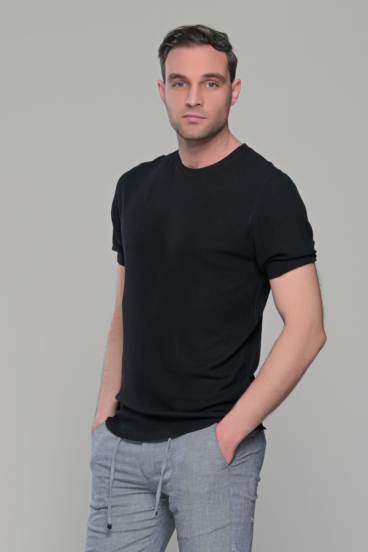 Μαύρο πλεκτό ανδρικό κοντομάνικο μπλουζάκι με λαιμόκοψη  – Slim Fit - Image 5