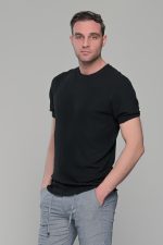 Μαύρο πλεκτό ανδρικό κοντομάνικο μπλουζάκι με λαιμόκοψη  – Slim Fit - Image 5