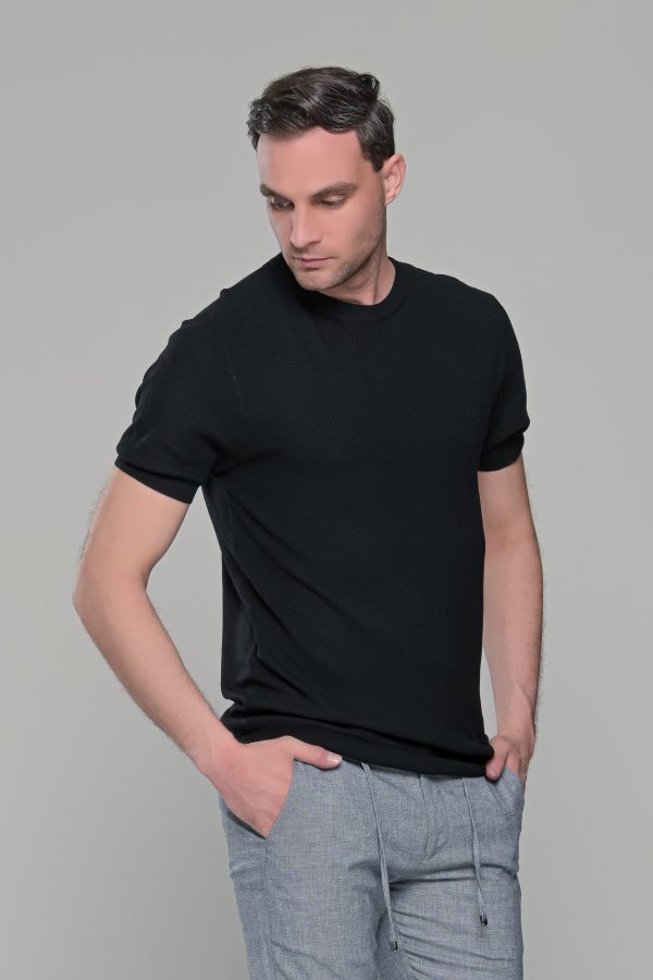 Μαύρο πλεκτό ανδρικό κοντομάνικο μπλουζάκι με λαιμόκοψη  – Slim Fit