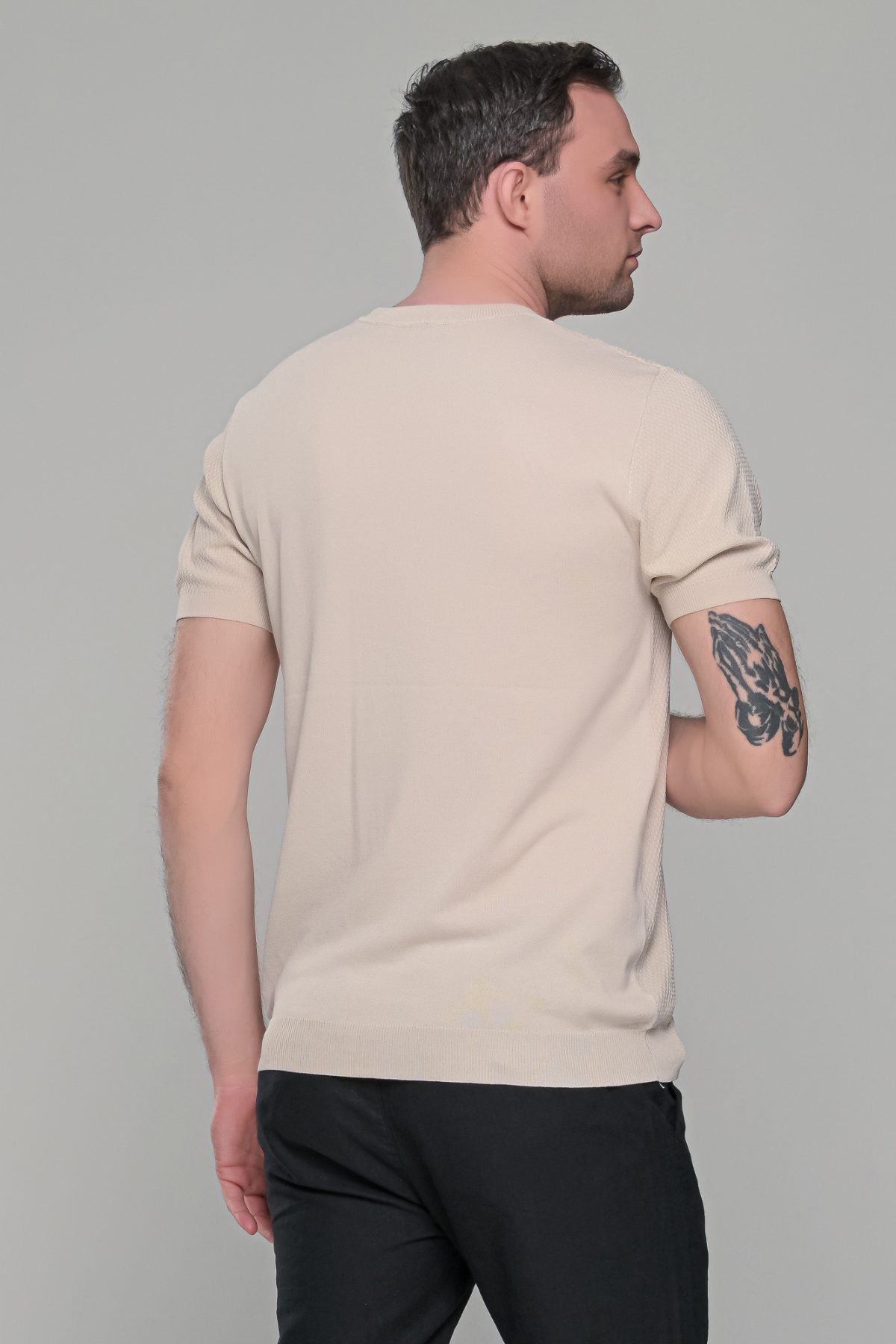 Μπεζ πλεκτό ανδρικό κοντομάνικο μπλουζάκι με λαιμόκοψη  – Slim Fit - Image 7