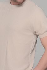 Μπεζ πλεκτό ανδρικό κοντομάνικο μπλουζάκι με λαιμόκοψη  – Slim Fit - Image 2