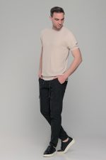 Μπεζ πλεκτό ανδρικό κοντομάνικο μπλουζάκι με λαιμόκοψη  – Slim Fit - Image 4