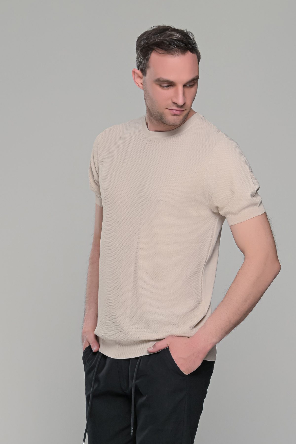 Μπεζ πλεκτό ανδρικό κοντομάνικο μπλουζάκι με λαιμόκοψη  – Slim Fit - Image 3