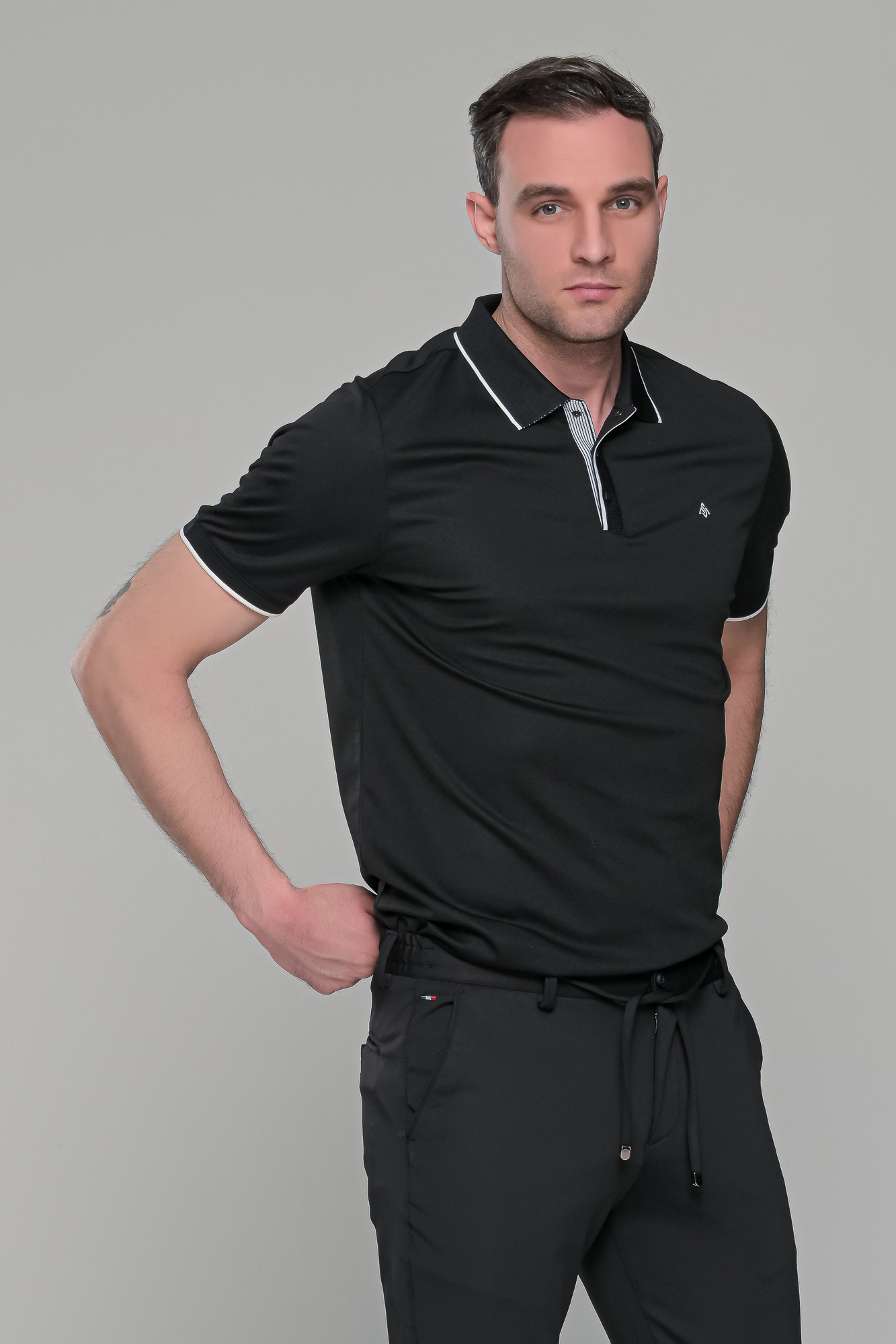 andriko-polo-mplouzaki-mployzaki-t-shirt-polo-kontomaniko-me-konto-maniki-casual-kathimerino-me-giaka-mayro-mauro-black-summer-kalokairino (8) Ανδρικό μαύρο πόλο μπλουζάκι MS με κοντό μανίκι – Slim Fit - Image 1