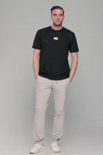 Μαύρο ανδρικό κοντομάνικο t-shirt με σχέδιο στην ύφανση και διακριτική στάμπα– regular fit - Image 4