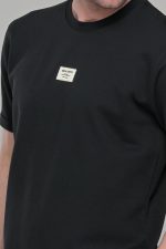 Μαύρο ανδρικό κοντομάνικο t-shirt με σχέδιο στην ύφανση και διακριτική στάμπα– regular fit - Image 2