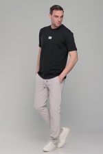 Μαύρο ανδρικό κοντομάνικο t-shirt με σχέδιο στην ύφανση και διακριτική στάμπα– regular fit - Image 7